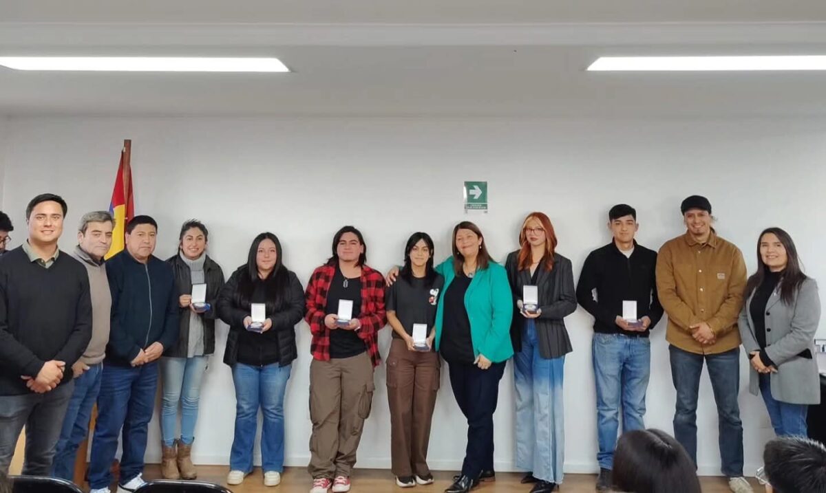 Otra vista de la ceremonia de entrega de becas estudiantiles en Papudo, con autoridades y beneficiarios.