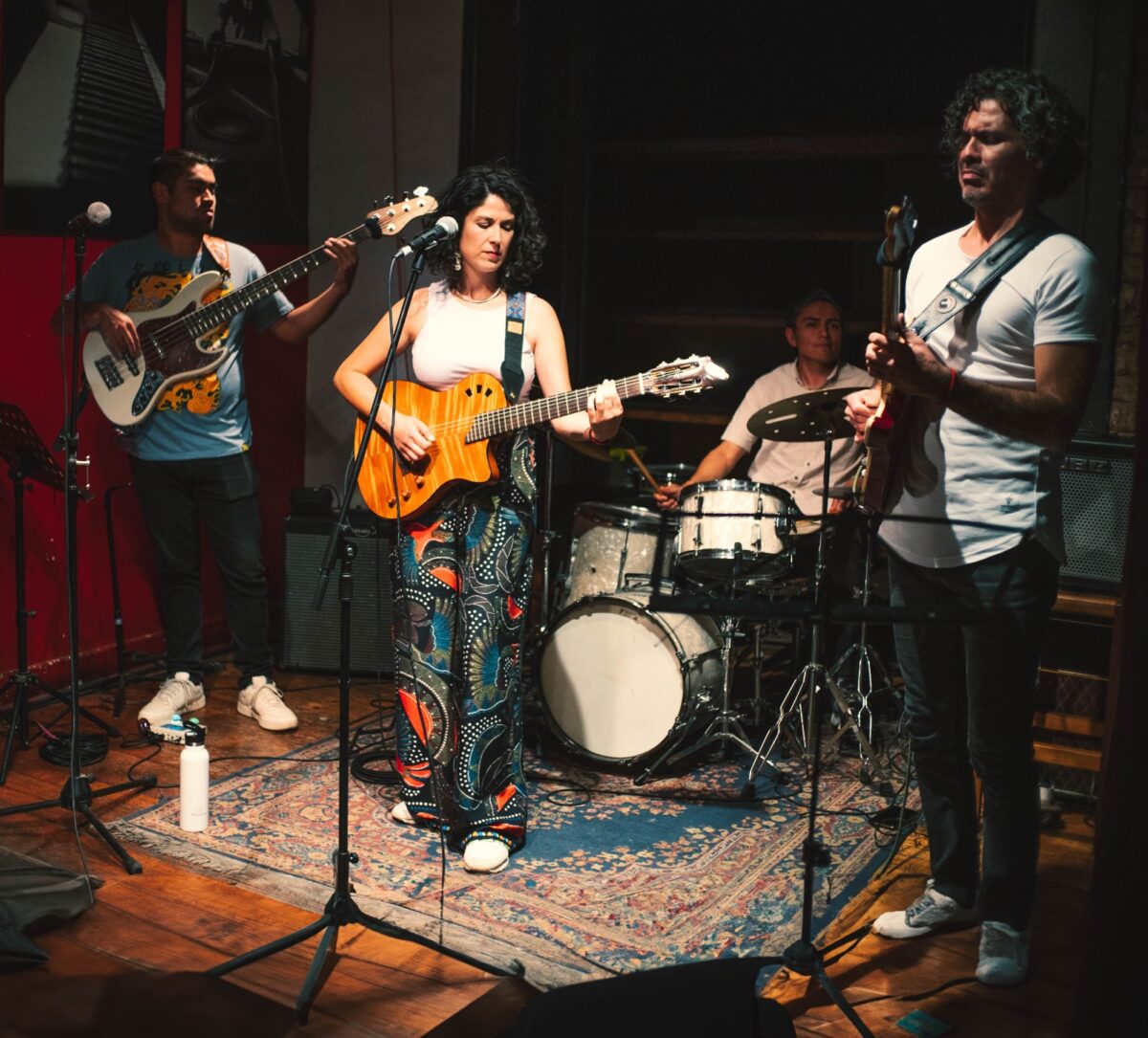 Paz Miranda y su banda ensayando en un estudio.