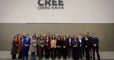 Grupo de directores posando frente al edificio CREC Cerro Navia durante la sesión del Consejo Nacional de Directores por Chile.
