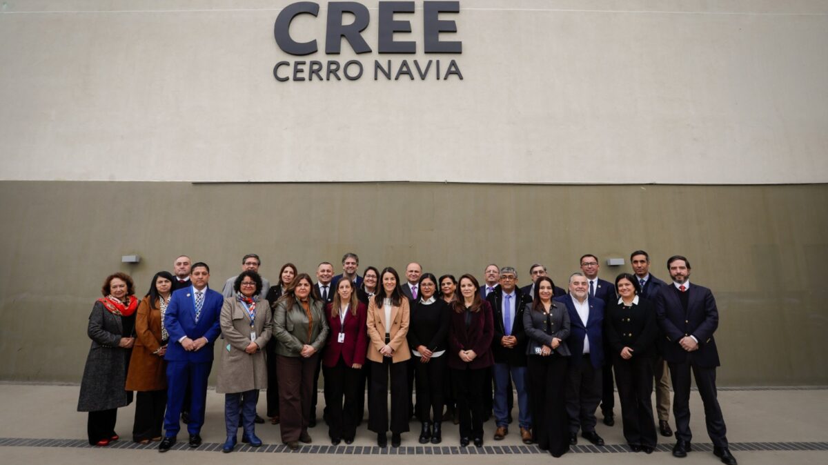 Grupo de directores posando frente al edificio CREC Cerro Navia durante la sesión del Consejo Nacional de Directores por Chile.