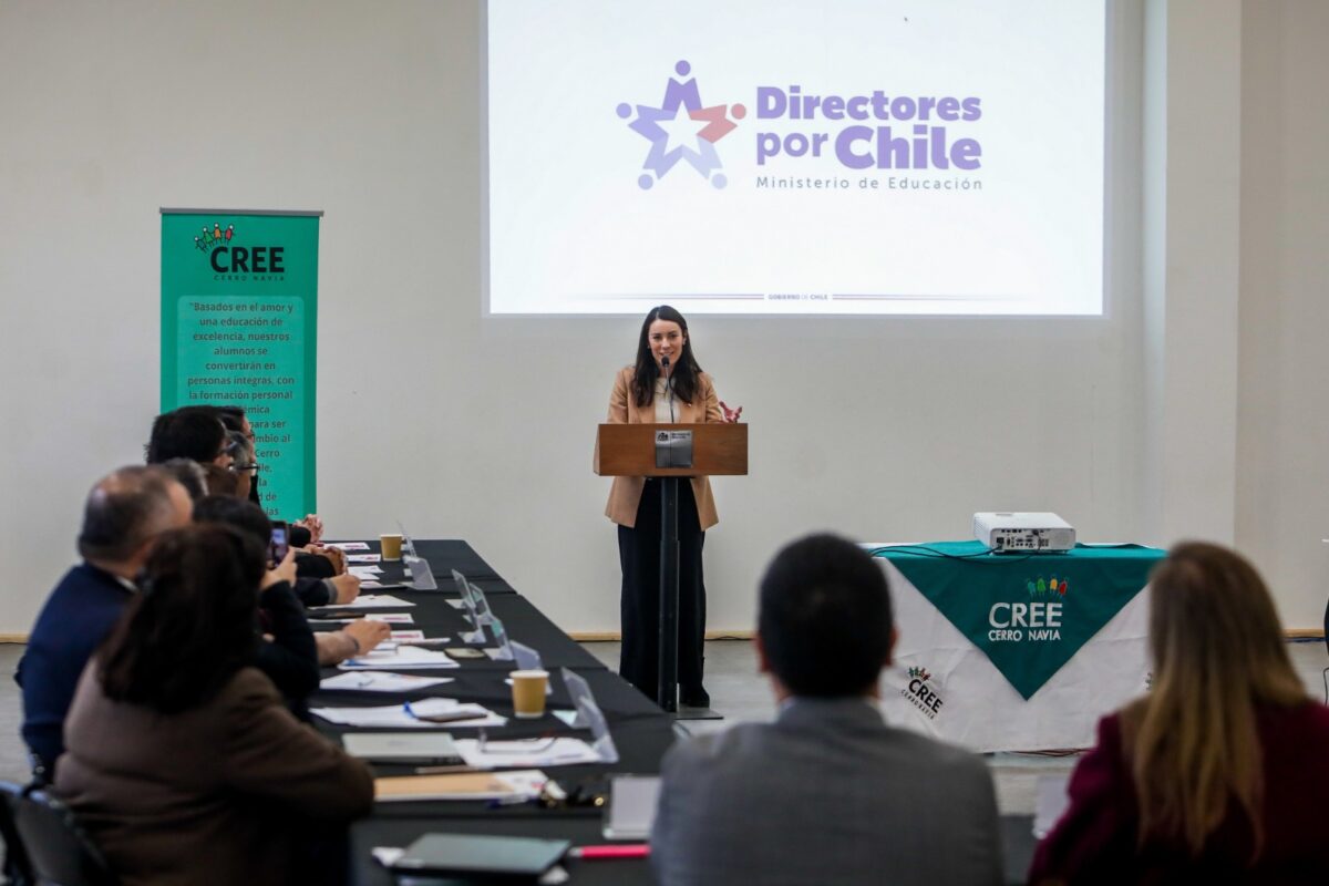 Ministra de Educación, María Paz Arzola, dirigiéndose a los asistentes durante la primera sesión del Consejo Nacional de Directores por Chile en el colegio Cree Cerro Navia.
