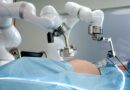 Cirujano observa a un robot quirúrgico asistiendo en una operación laparoscópica.