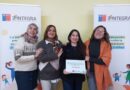 Cuatro mujeres posan sonriendo con un certificado.