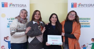 Cuatro mujeres posan sonriendo con un certificado.