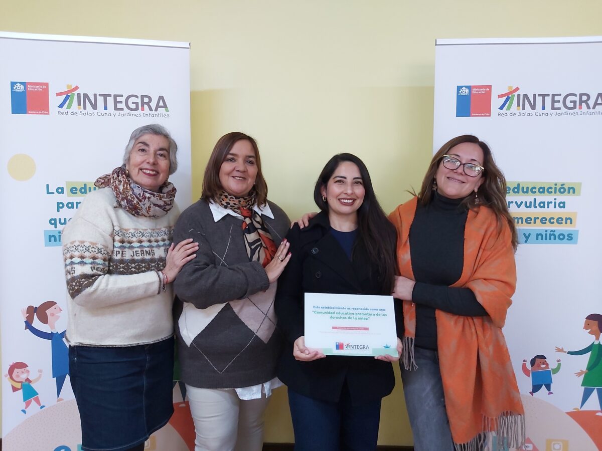 Cuatro mujeres posan sonriendo con un certificado.