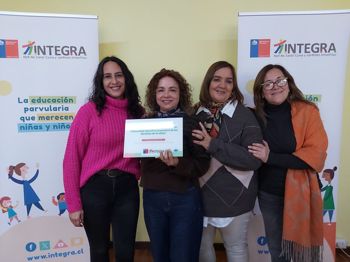 Un grupo de mujeres posa sosteniendo certificados.