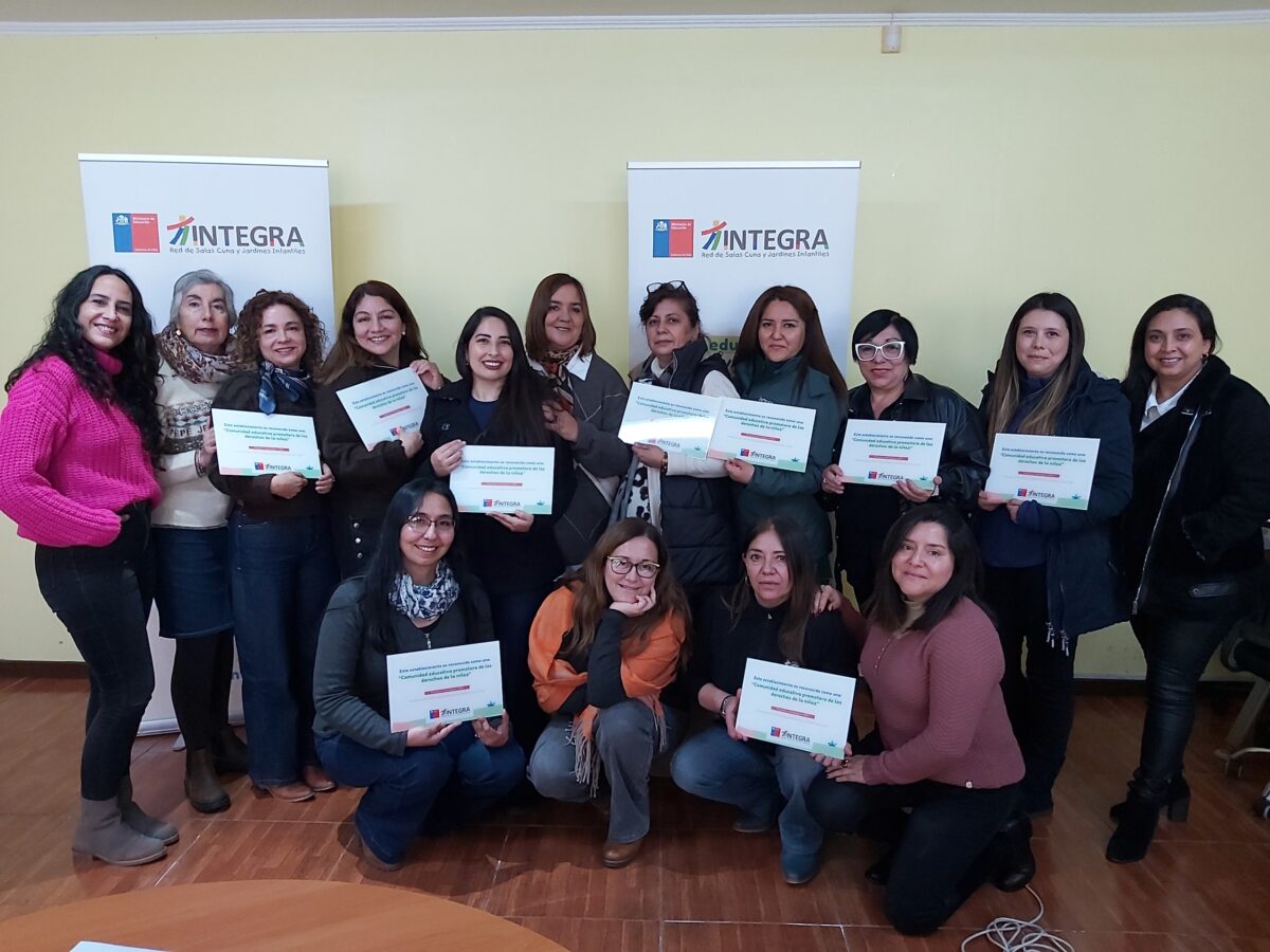 Un grupo de mujeres posa sosteniendo certificados de reconocimiento.