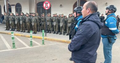 Formación de Carabineros en la Estación Limache con autoridades presentes.