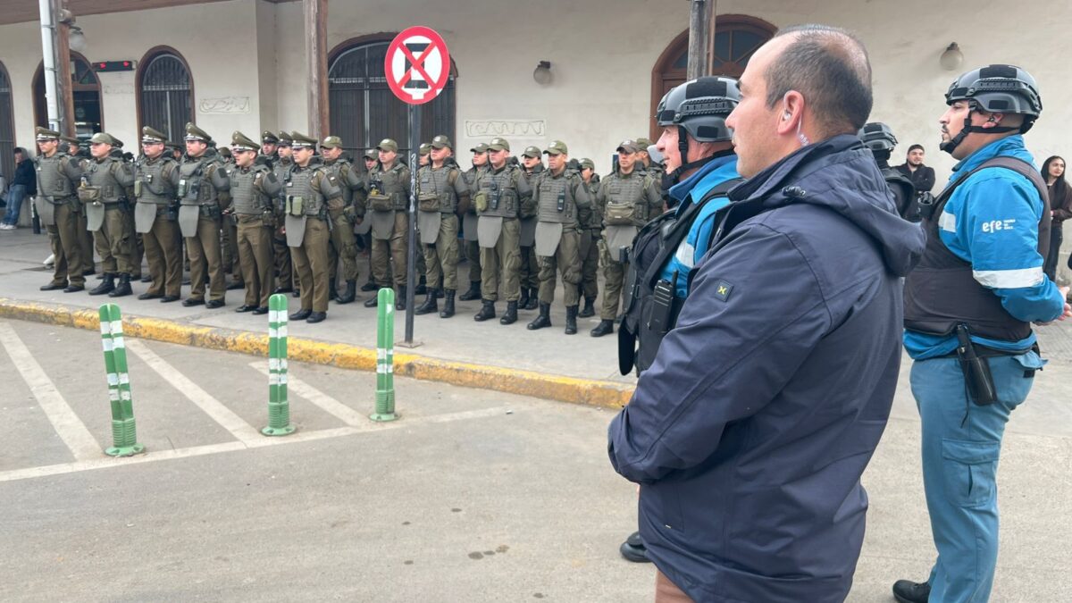 Formación de Carabineros en la Estación Limache con autoridades presentes.