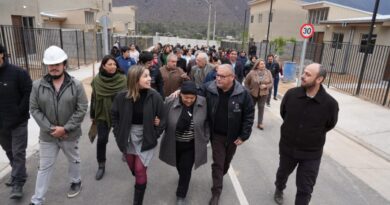 Gobernador Regional Rodrigo Mundaca, alcalde de Cabildo Patricio Aliaga y otras autoridades recorren las obras del proyecto habitacional La Familia.