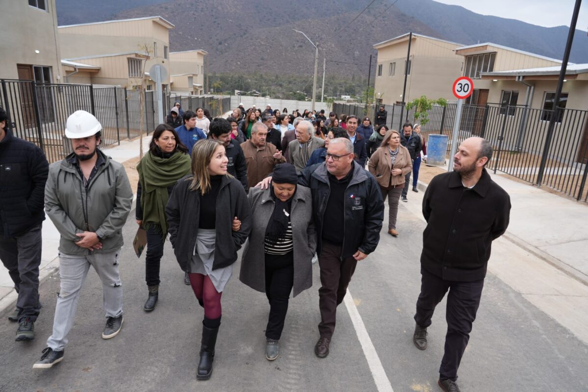 Gobernador Regional Rodrigo Mundaca, alcalde de Cabildo Patricio Aliaga y otras autoridades recorren las obras del proyecto habitacional La Familia.