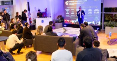 Un hombre presenta una exposición sobre "Desarrollo, productividad y empleo" a una audiencia sentada en sofás y sillas.