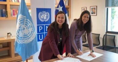 Alcaldesa de Valparaíso y Representante Residente de PNUD Chile firman acuerdo en la sede del organismo internacional.