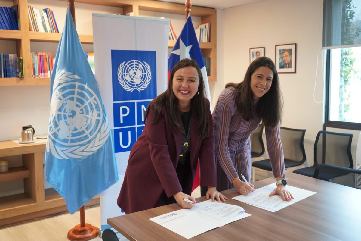 Alcaldesa de Valparaíso y Representante Residente de PNUD Chile firman acuerdo en la sede del organismo internacional.
