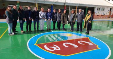 Equipo directivo y evaluadores de la Agencia de Calidad de la Educación en el patio del Colegio Cumbres de Boco.