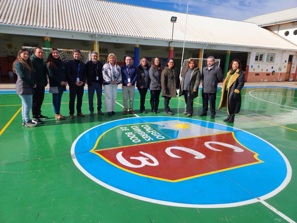 Equipo directivo y evaluadores de la Agencia de Calidad de la Educación en el patio del Colegio Cumbres de Boco.