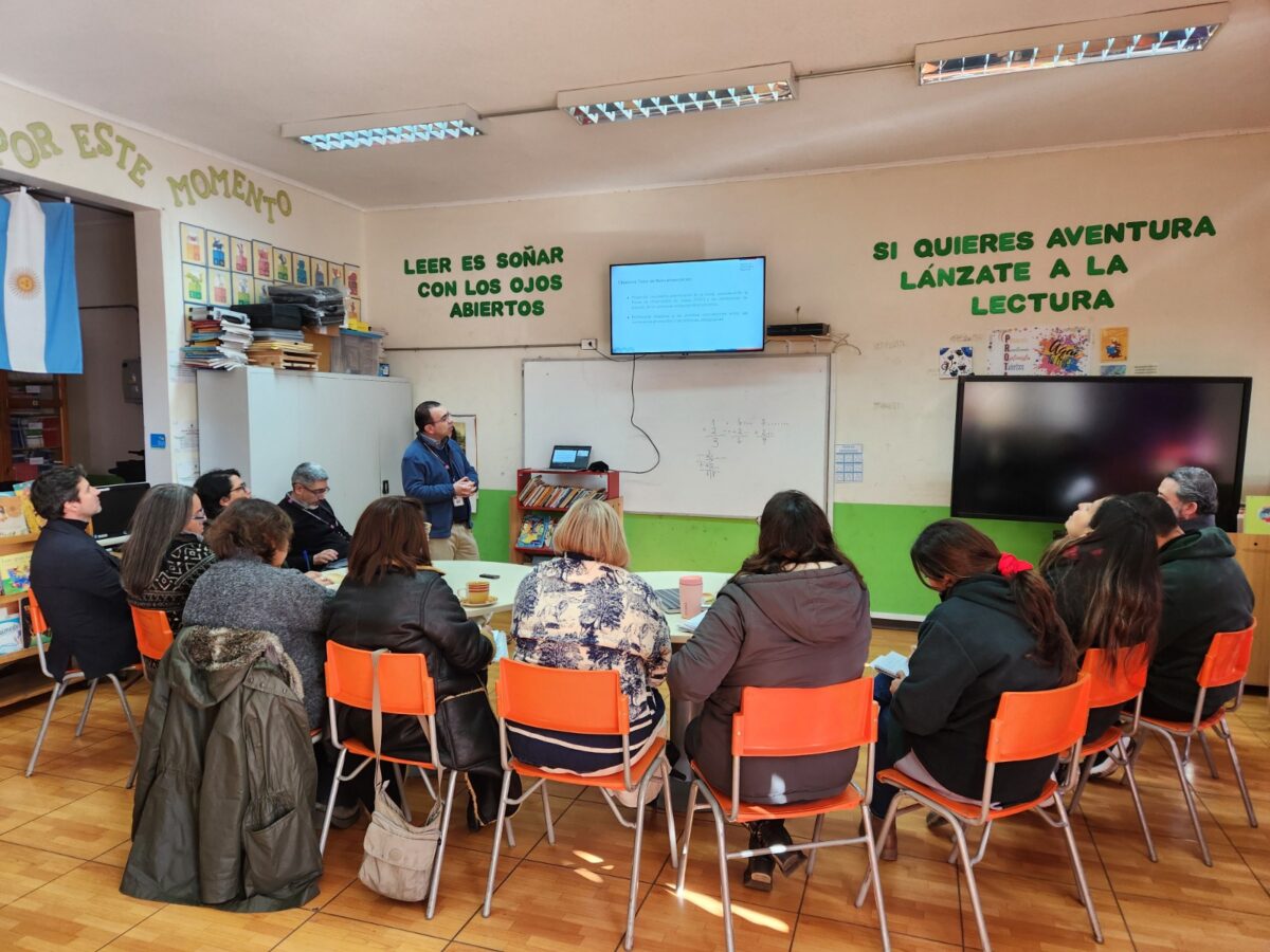 Reunión de evaluación y análisis pedagógico en la biblioteca del establecimiento.