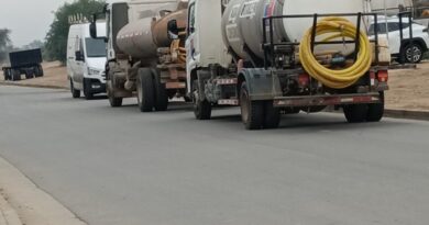Camiones aljibe estacionados en la vía pública bajo fiscalización en la provincia de Marga Marga.