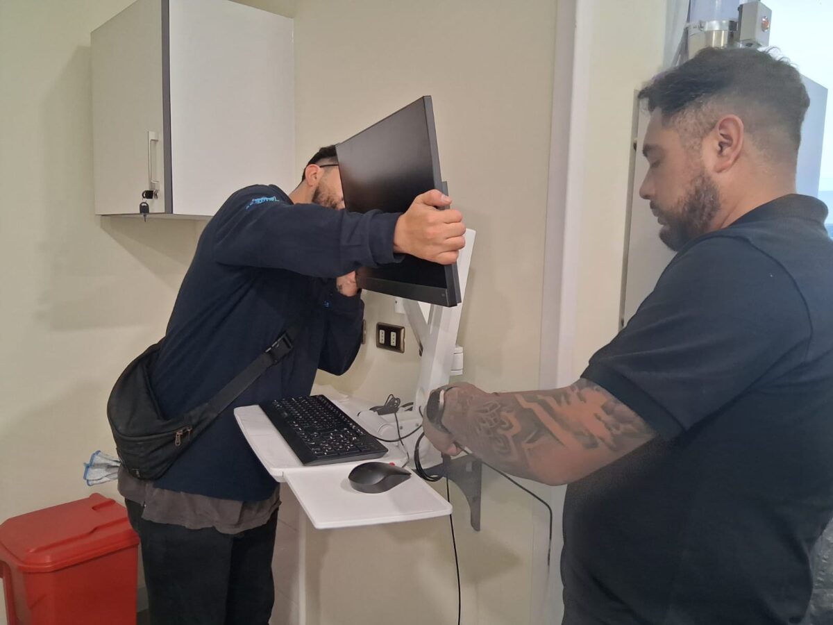 Técnicos instalando equipamiento informático en el nuevo recinto hospitalario.