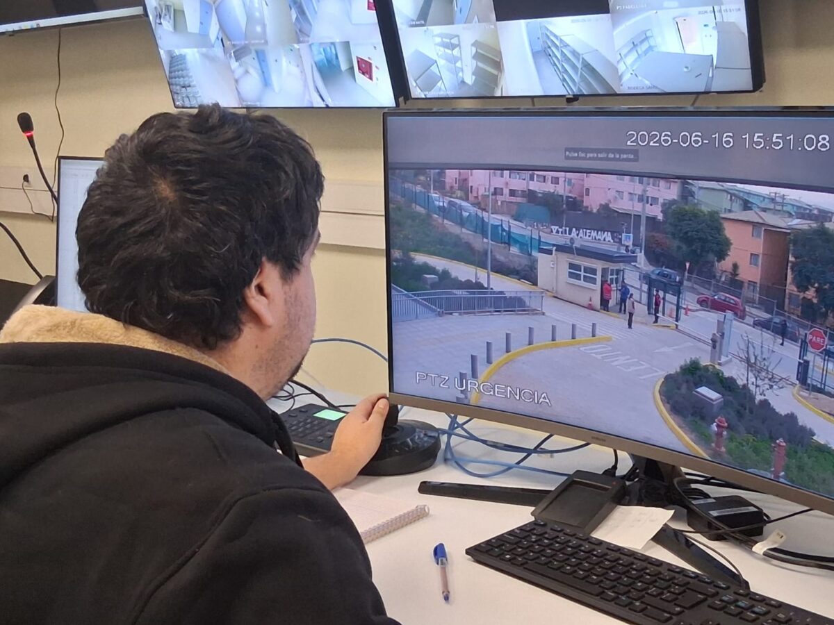 Operador revisando las cámaras de vigilancia del circuito cerrado de televisión.