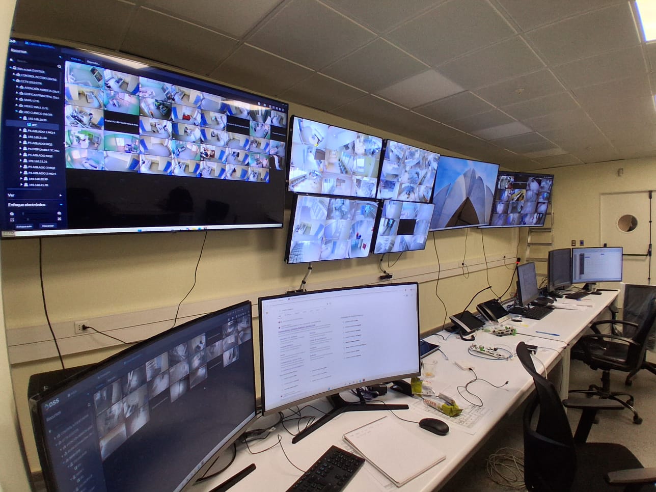 Sala de control y monitoreo de cámaras de seguridad del Hospital Provincial Marga Marga.