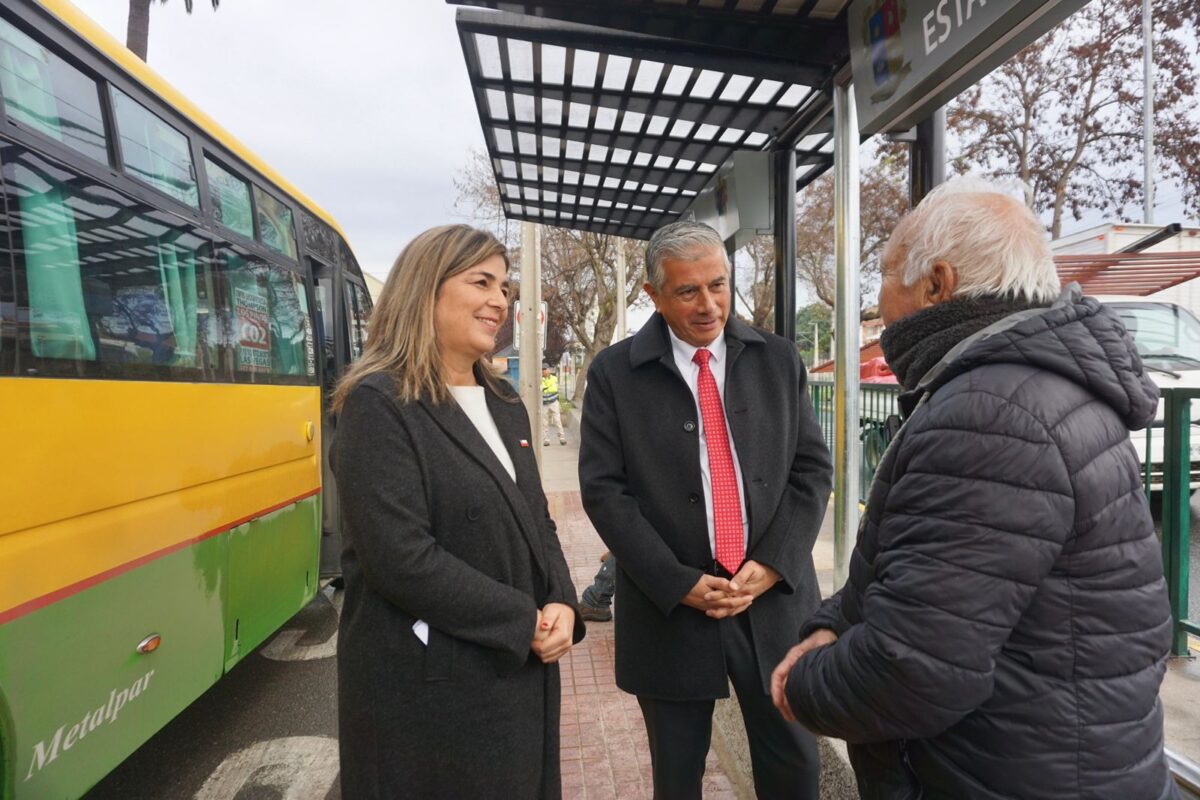 Delegado Presidencial Manuel Millones y Seremi Rosario Pérez conversando con un vecino en un paradero.