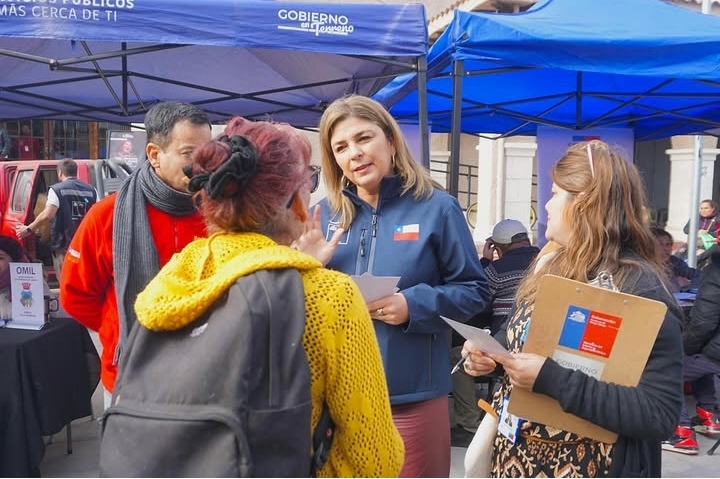 Seremi de Gobierno Rosario Pérez dialogando con vecinas en un operativo de Gobierno en Terreno.