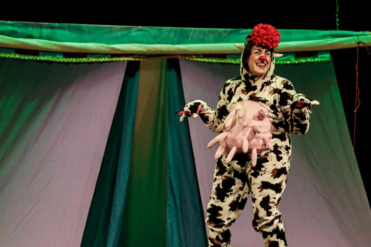 Presentación de la obra de teatro Peluches de la compañía El Festín de la Risa.