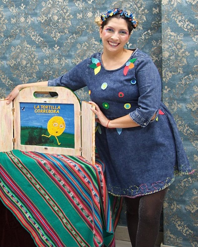 Josefina Cuenta presentando su cuentacuentos con la técnica de kamishibai.