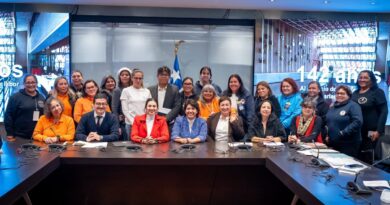 Senadoras, senadores y dirigentas de las manipuladoras de alimentos en el Congreso Nacional.