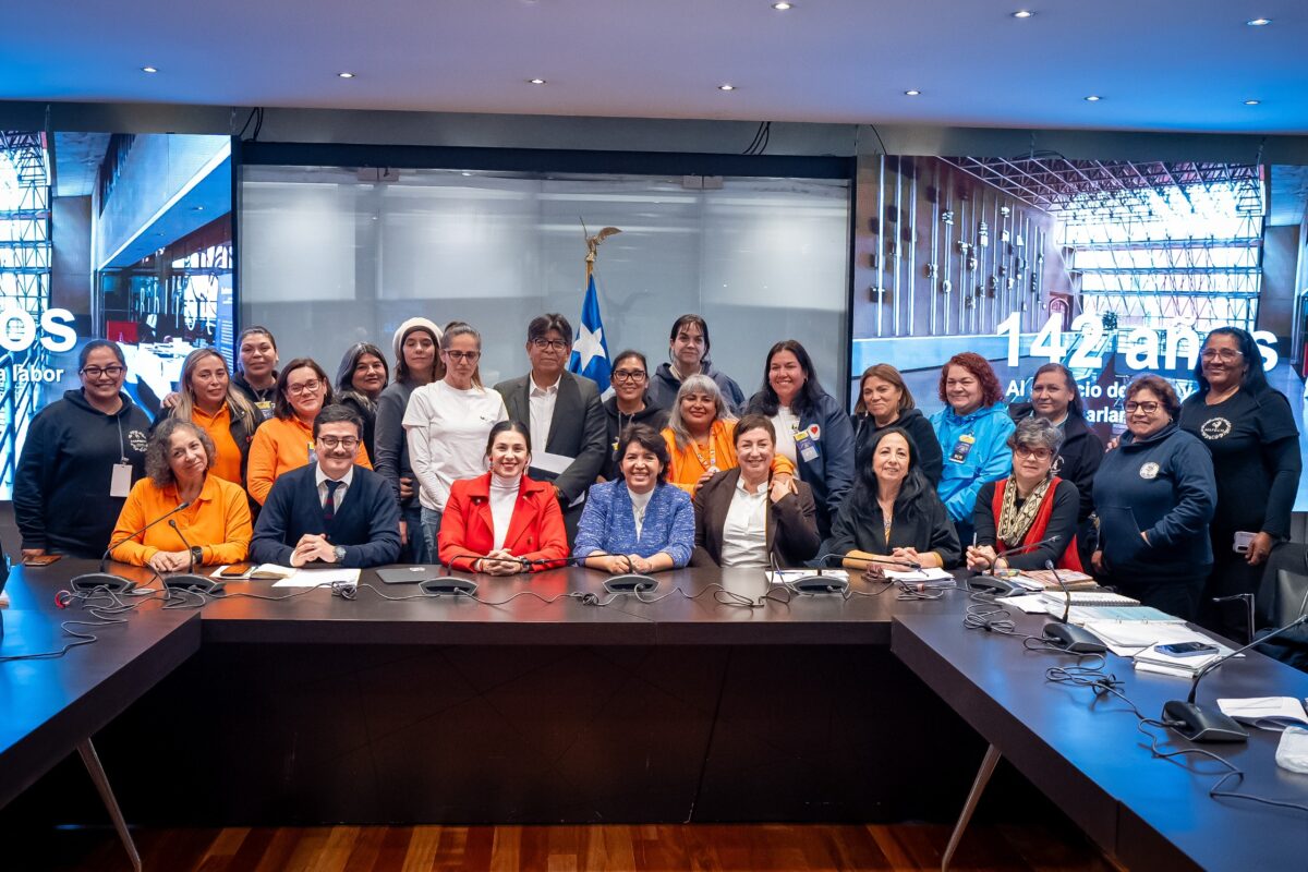 Senadoras, senadores y dirigentas de las manipuladoras de alimentos en el Congreso Nacional.