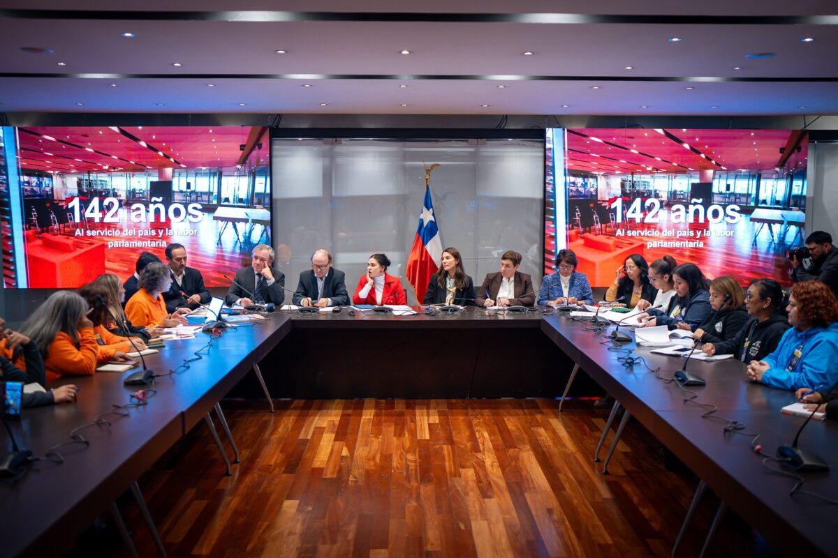 Reunión de trabajo entre parlamentarios, manipuladoras de alimentos y autoridades del Ministerio de Educación y JUNAEB.