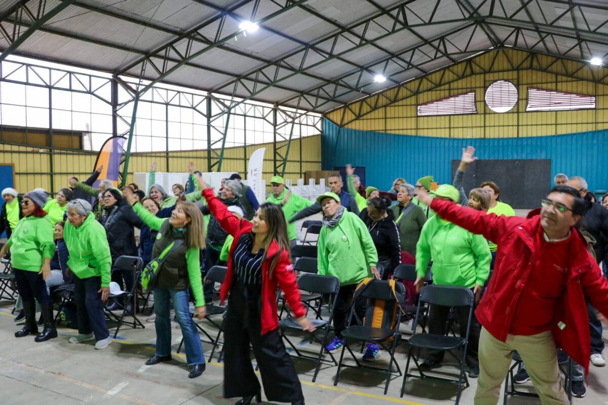 Personas mayores participando en una clase de zumba adaptada durante la jornada Reactívate.