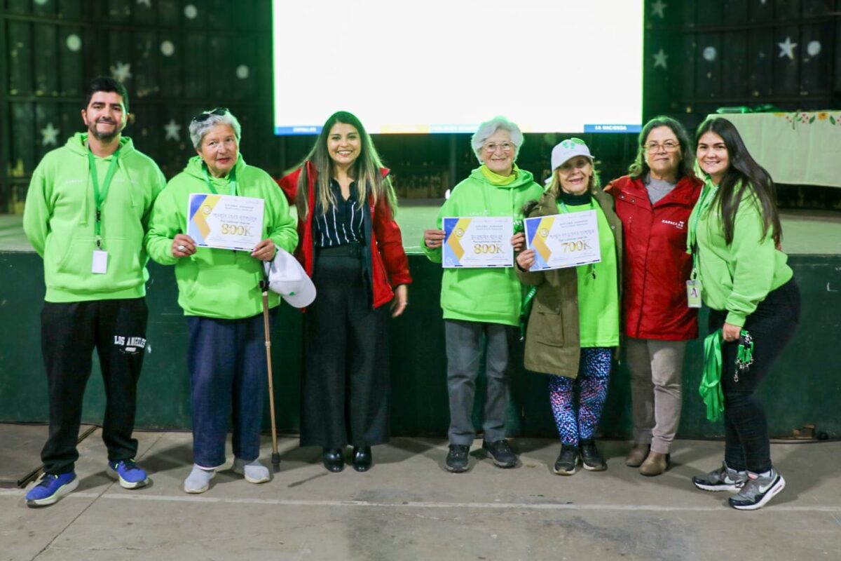 Autoridades municipales entregando diplomas y premios a las personas mayores destacadas.