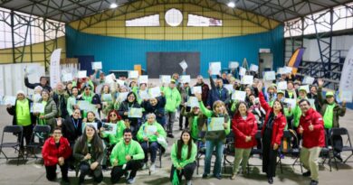 Grupo de personas mayores de Zapallar posando con sus diplomas de reconocimiento en el Gimnasio de Catapilco.