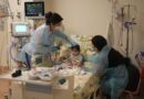 Personal médico atiende a un lactante en la Unidad de Tratamientos Intermedios Pediátricos del Hospital Biprovincial Quillota Petorca.