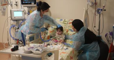 Personal médico atiende a un lactante en la Unidad de Tratamientos Intermedios Pediátricos del Hospital Biprovincial Quillota Petorca.