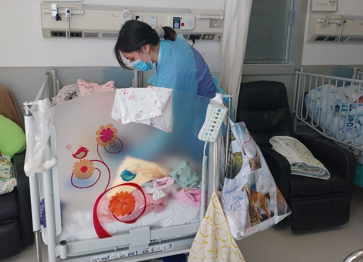 Personal de enfermería del Hospital Biprovincial Quillota Petorca monitorea las cunas de hospitalización pediátrica.