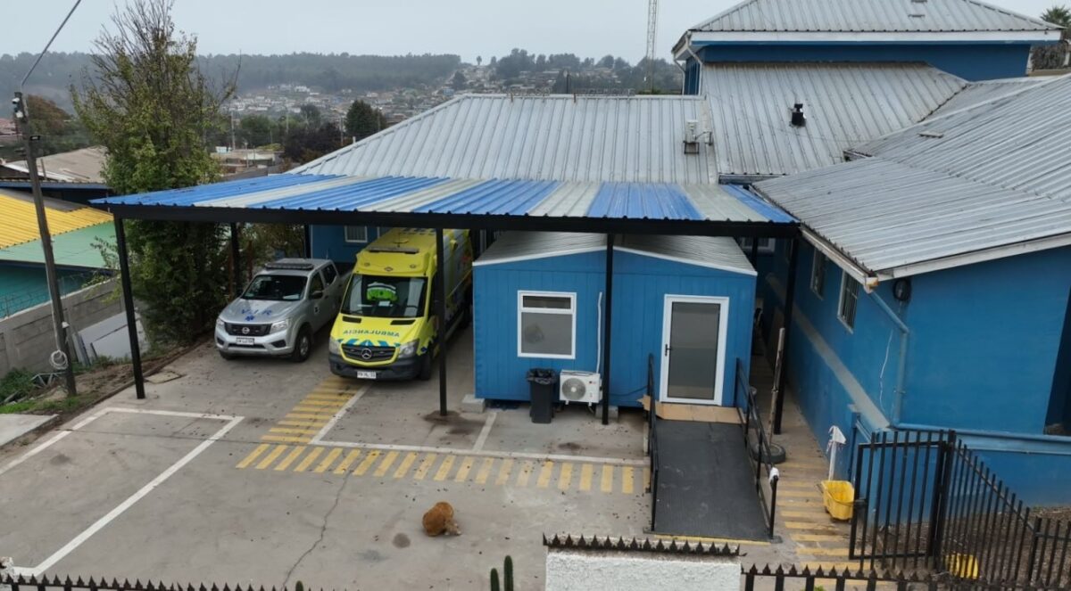 Nueva techumbre del sector de ambulancias y sala de espera en el CESFAM de Ventanas.