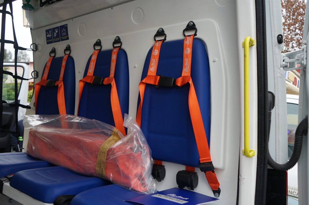 Equipamiento interior y camilla de la nueva ambulancia para el CESFAM de Ventanas.