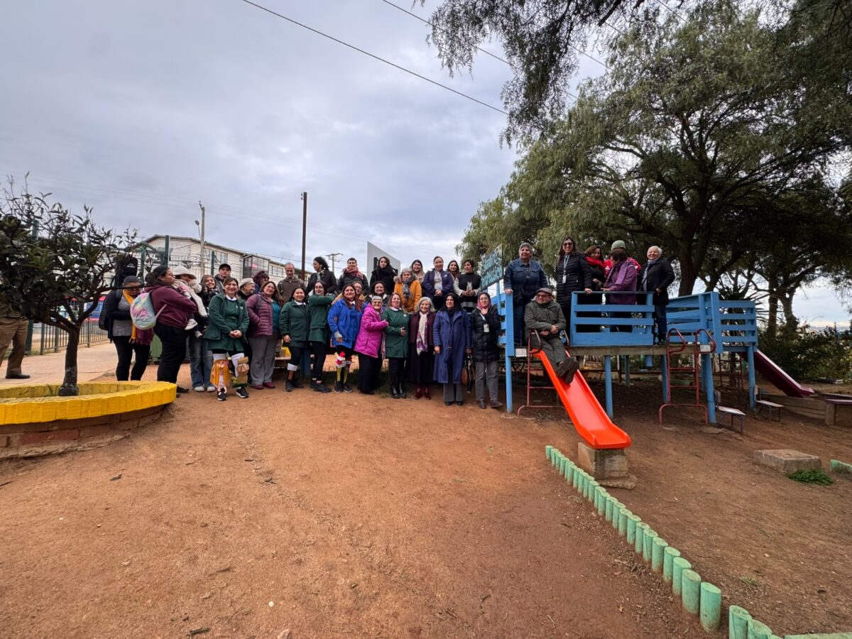 Comunidad educativa y autoridades reunidas en el patio del jardín infantil.