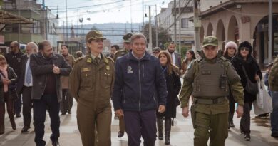 La General Patricia Vásquez y el alcalde Nelson Estay recorren las calles de Villa Alemana junto a personal de Carabineros.