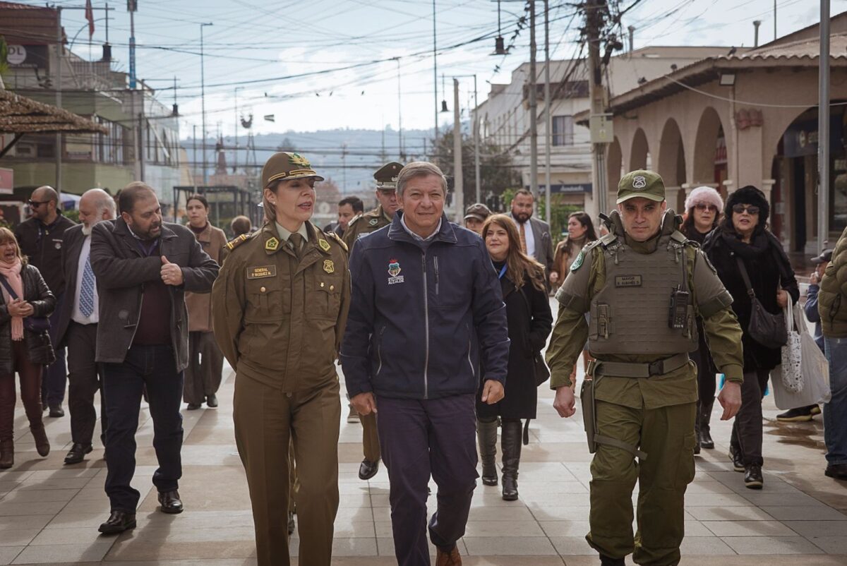 La General Patricia Vásquez y el alcalde Nelson Estay recorren las calles de Villa Alemana junto a personal de Carabineros.