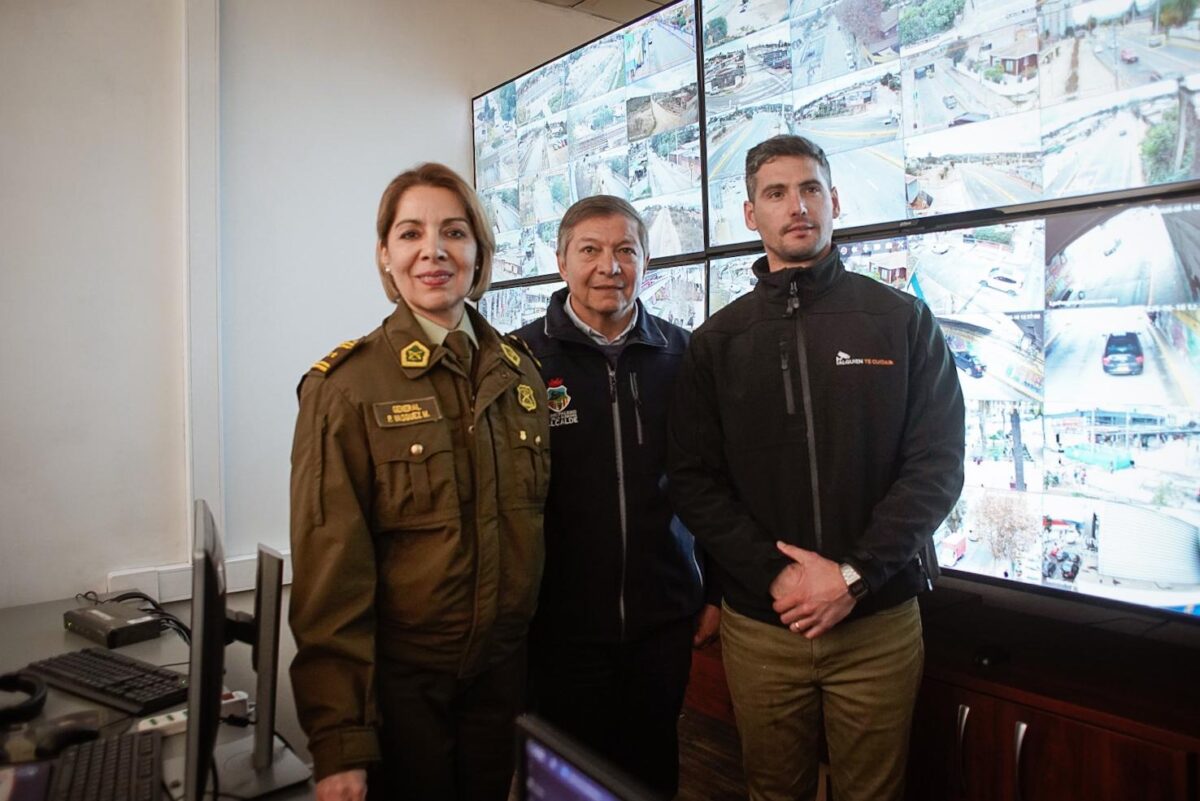 La General Patricia Vásquez, el alcalde Nelson Estay y personal de seguridad municipal en la Central de Monitoreo de Villa Alemana.