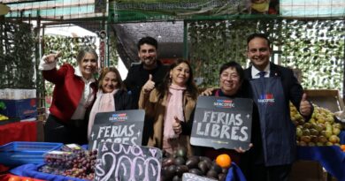 Autoridades y locatarios de la Feria El Belloto celebrando el lanzamiento del fondo de Ferias Libres de Sercotec.