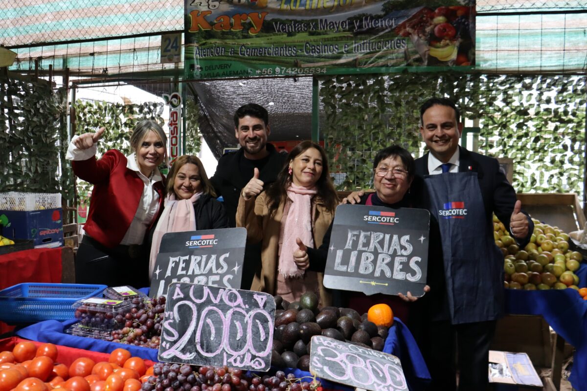 Autoridades y locatarios de la Feria El Belloto celebrando el lanzamiento del fondo de Ferias Libres de Sercotec.