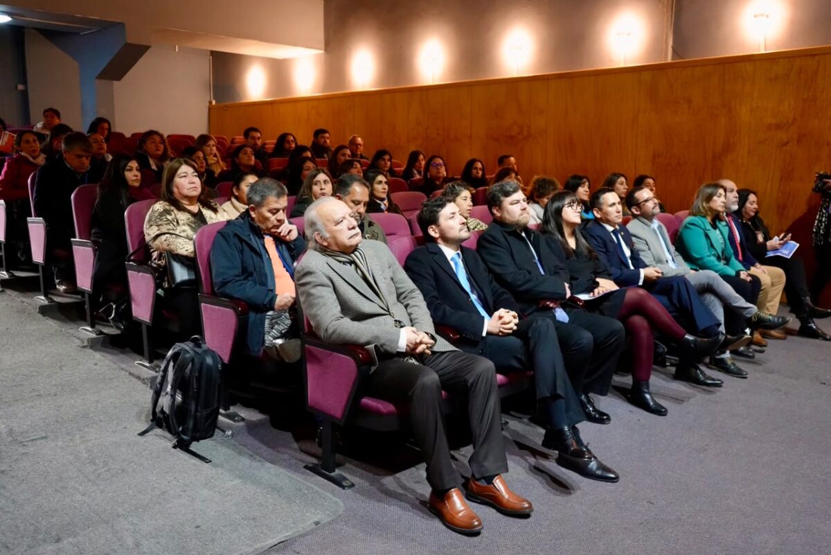 Asistentes y directivos de establecimientos educacionales en el Teatro Municipal de Cabildo durante la exposición de la PDI.