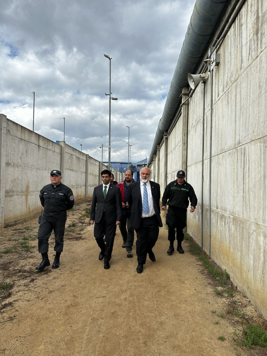 Autoridades recorren los pasillos exteriores del Centro de Justicia Juvenil de Limache.
