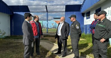 Autoridades regionales y personal de Gendarmería conversan en el patio del Centro de Reinserción de Limache.