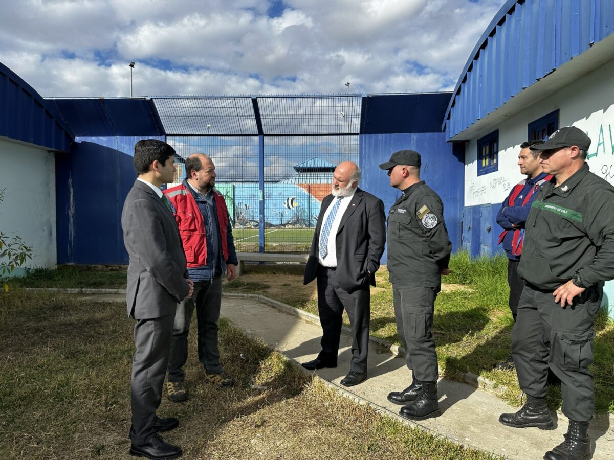 Autoridades regionales y personal de Gendarmería conversan en el patio del Centro de Reinserción de Limache.
